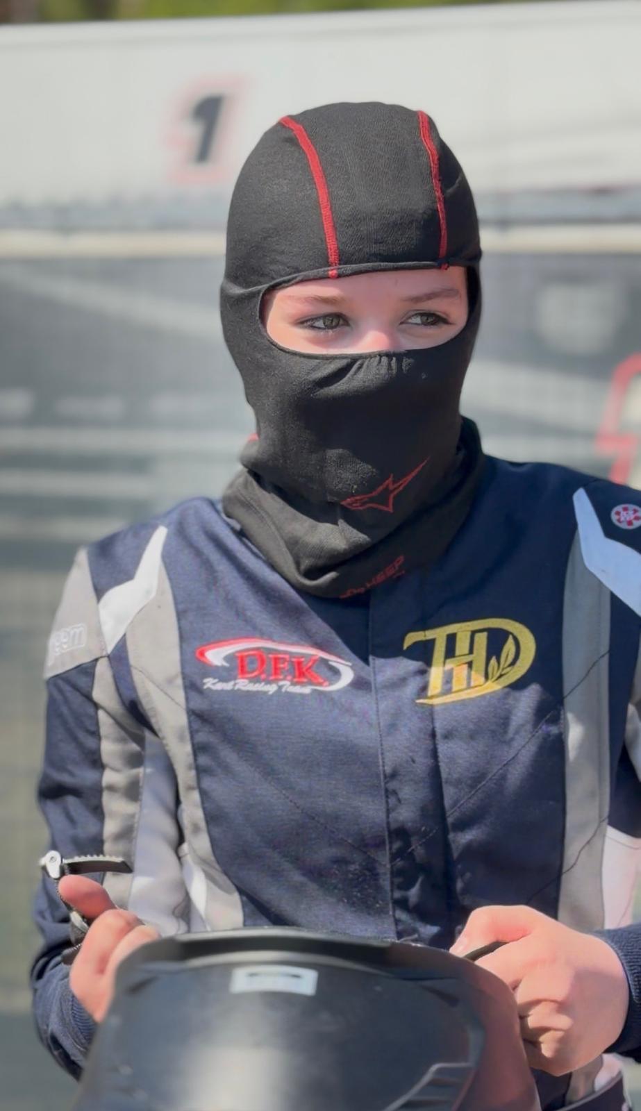 Tessa met balaclava, klaar om te rijden