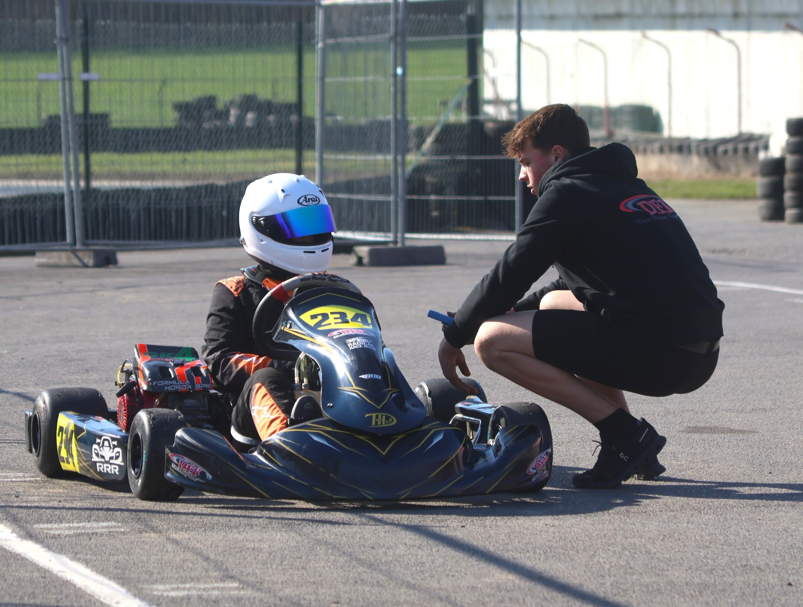 Tessa met haar mecanicien op de grid